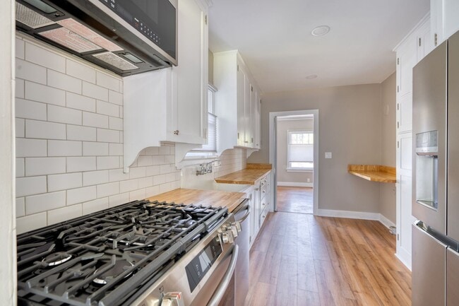 Building Photo - Charming remodeled craftsman blocks away f...
