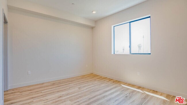 Building Photo - 1540 S Hayworth Ave