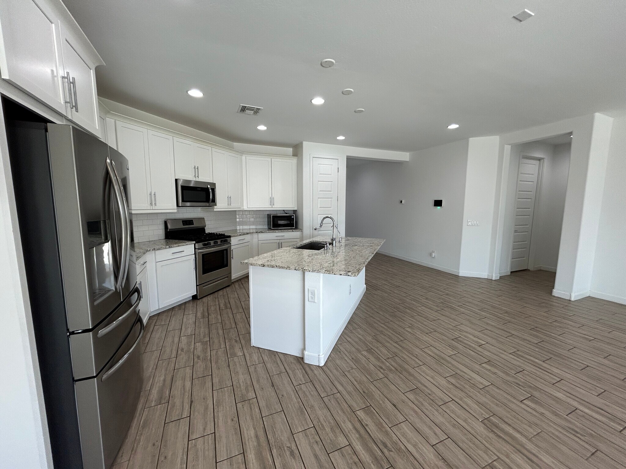 Building Photo - 2241 E Meadowview Ct