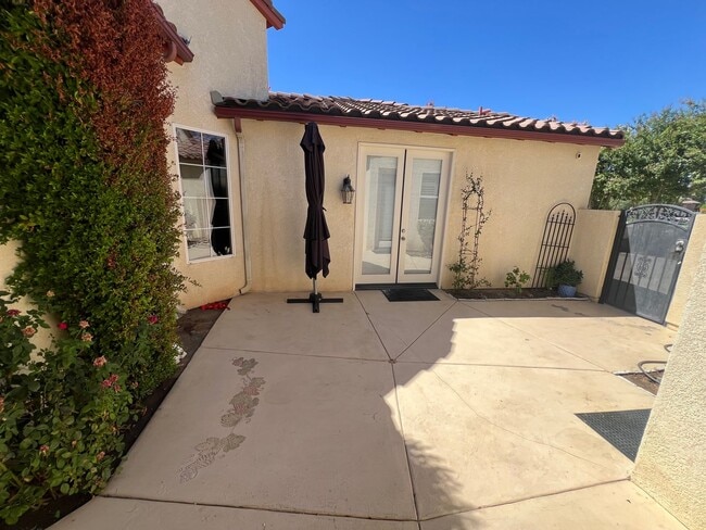 Building Photo - Charming 3 bedroom 2.5 bath!