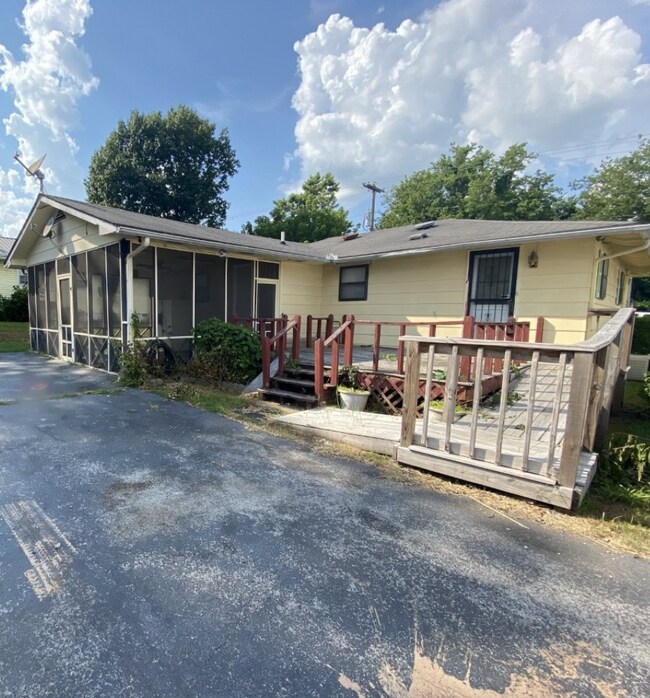 Building Photo - 210 Columbian Ave