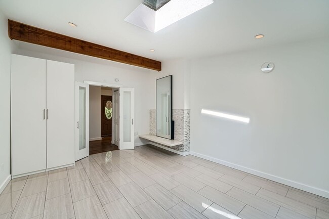 Building Photo - Beautiful Modern House Near Lake Hills and...