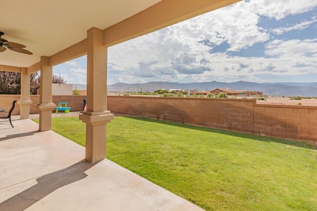 Building Photo - Beautiful 3 Bed 2 Bath Home