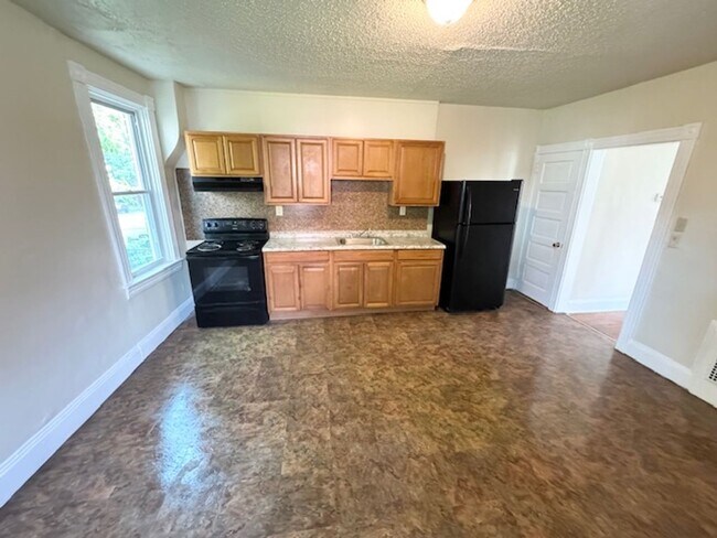 Building Photo - 4 Bedroom Townhome