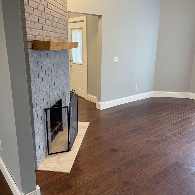 Building Photo - Small Town home ready for lease!