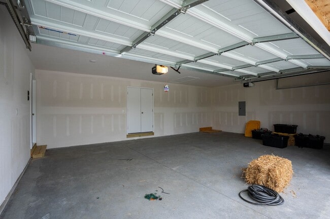 Building Photo - BRAND NEW 3 BEDROOM HOME WITH 3 CAR GARAGE...