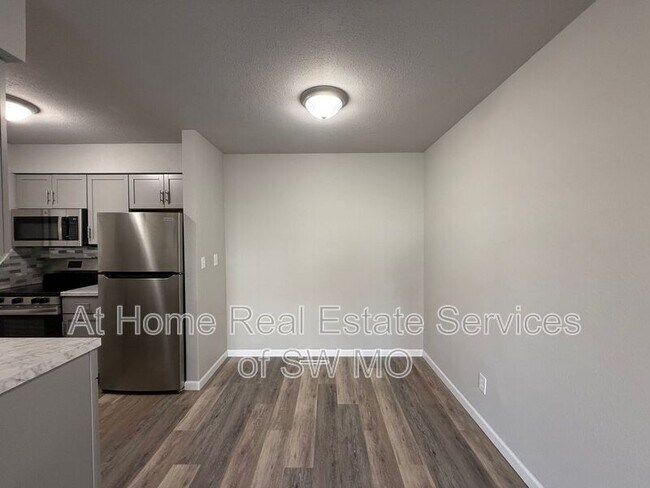 Building Photo - 721 E Bain St