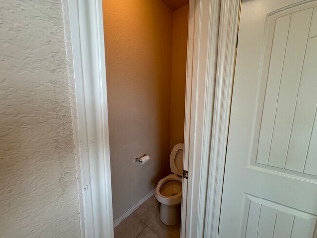 Building Photo - 4B2.5B Warm & Spacious Home in Remington R...