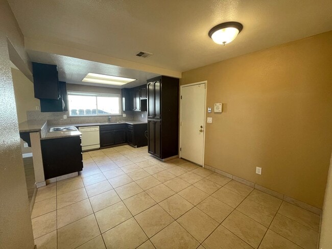 Building Photo - 3233 Nightingale Dr