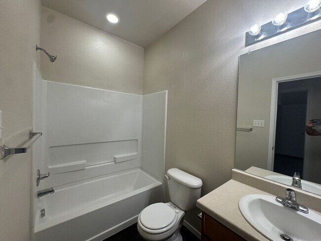 Building Photo - Townhome for rent