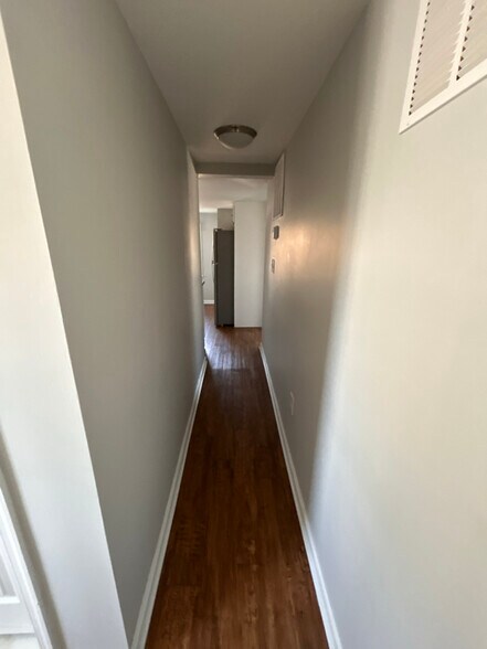 Building Photo - 240 Riverview Ave