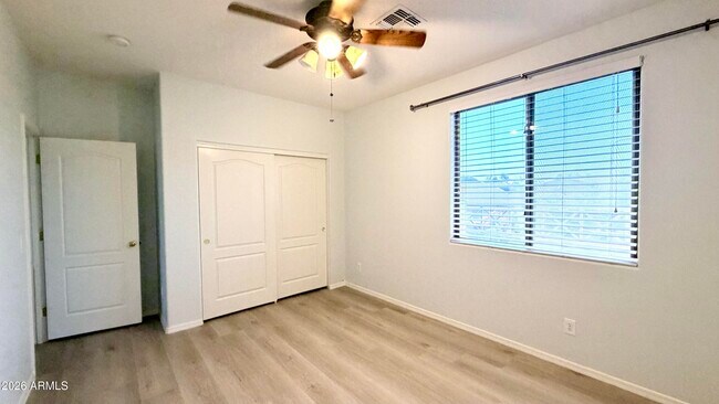 Building Photo - 1289 E Iris Dr
