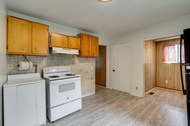 Building Photo - Updated 2-Bedroom Home Near Glenwood – $1,...