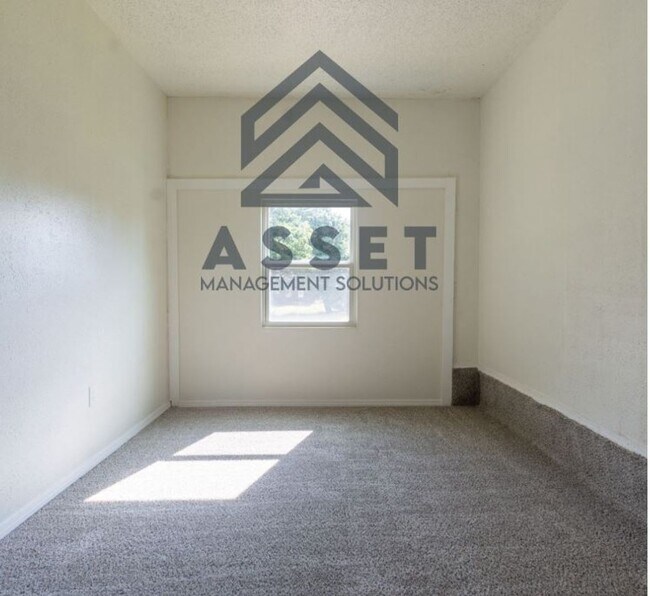 Building Photo - Cute 5 Bedroom House!