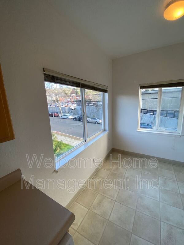 Building Photo - 1426 Henry St