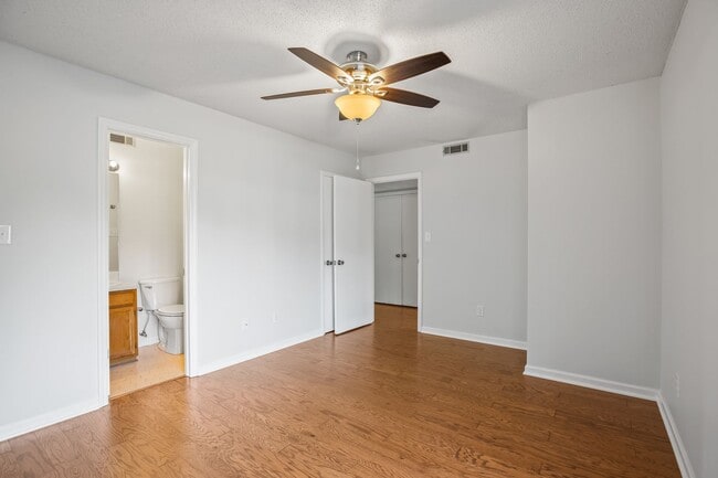 Building Photo - Great 2 Bedroom Available End Of July