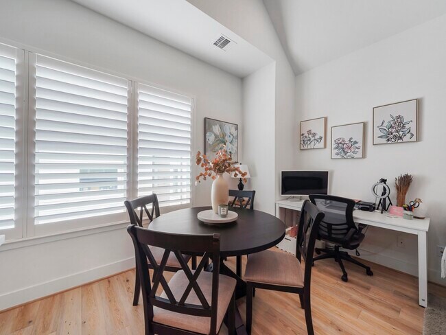 Building Photo - 1218 W 24th St