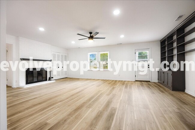 Building Photo - BEAUTIFUL EAST MEMPHIS 4/2!