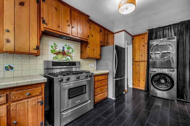 Building Photo - 2 bed + 2 bath in amazing location!!