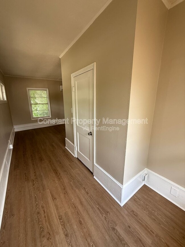 Building Photo - 614 W Poplar St