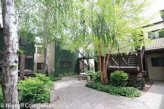 Building Photo - Clubhouse! Pool! Coutyard!