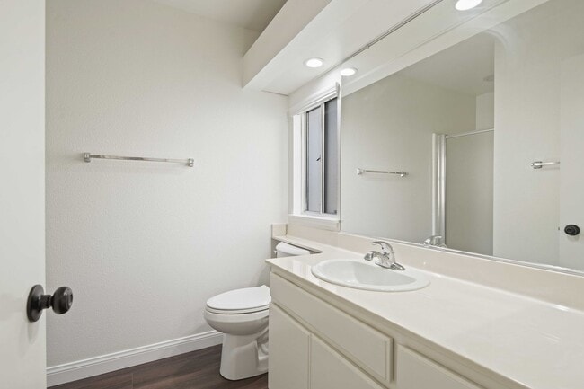 Building Photo - Gorgeous 2 Story Townhome in Valencia!