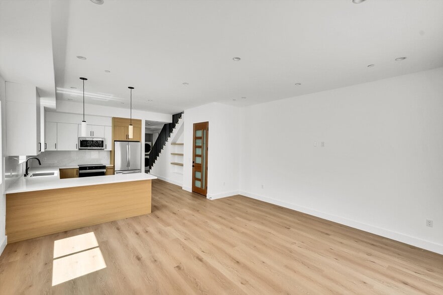 Building Photo - 5024 Cahuenga Blvd