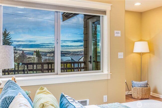 Building Photo - 2bd/2.5ba Seattle Townhome