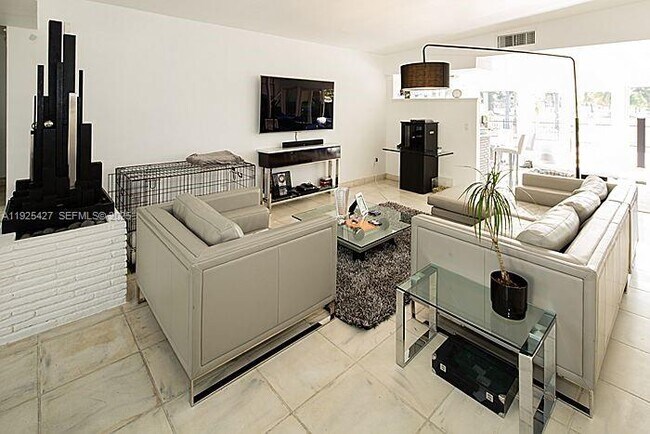 Building Photo - 5570 La Gorce Dr