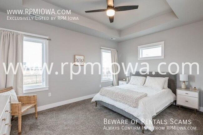 Building Photo - ZERO ENTRY EXECUTIVE RANCH!! 3 Bedroom, 2 ...