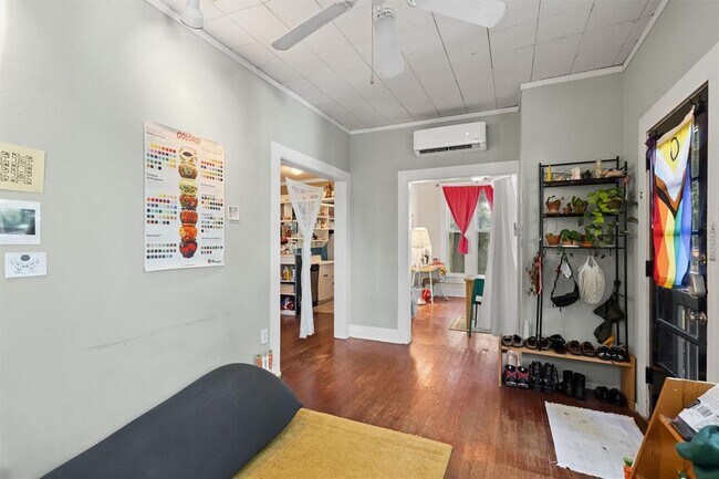 Building Photo - 3404 1/2-3402 Grooms St