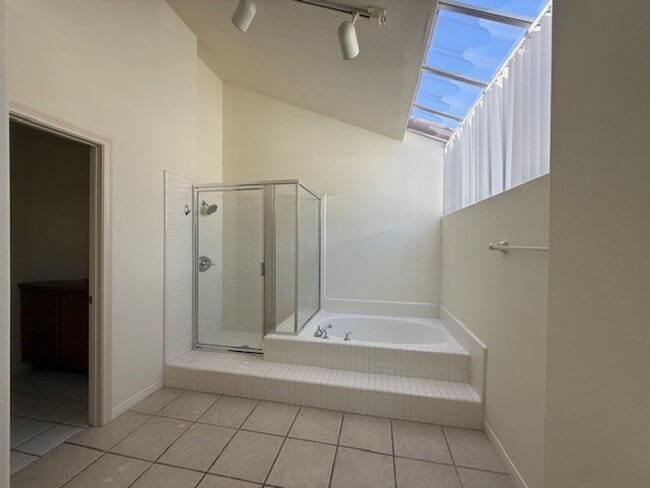 Building Photo - Spacious Home in Tustin with Main Floor Be...