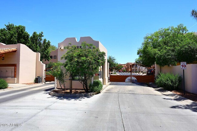Building Photo - 333 N Pennington Dr