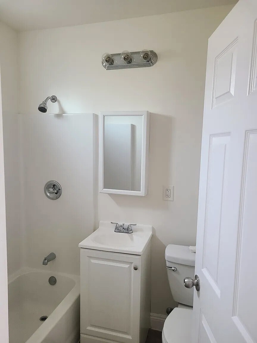 Building Photo - 1256 1/2 Rolland Curtis Pl