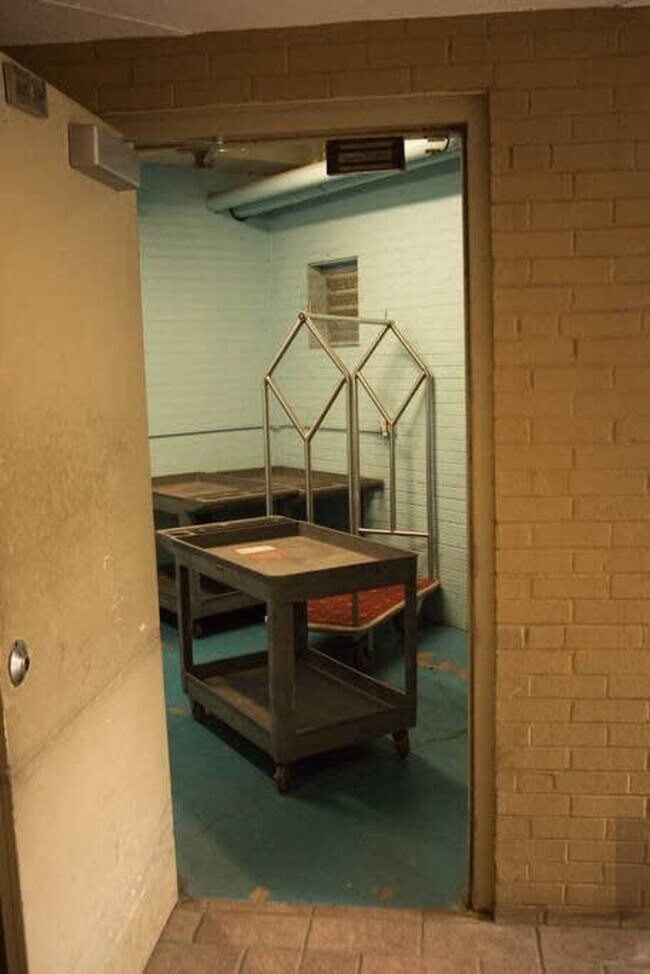 Building Photo - 300 W Peachtree St NW