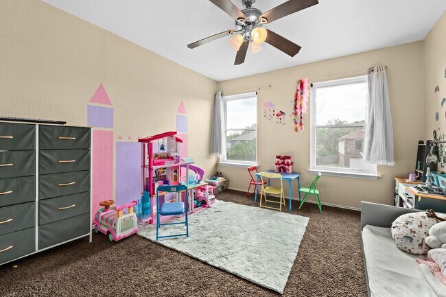 Building Photo - Texas sized home near the golf course