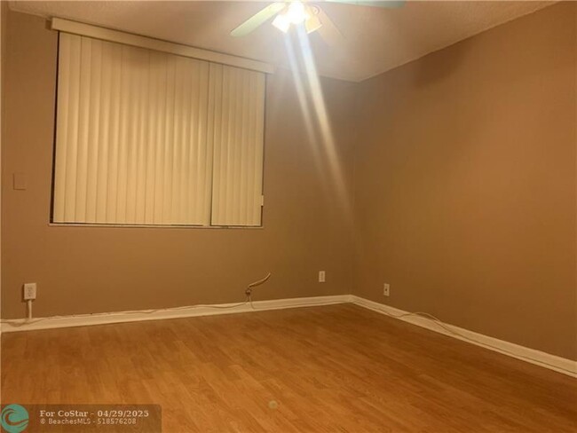 Building Photo - 9470 Live Oak Pl