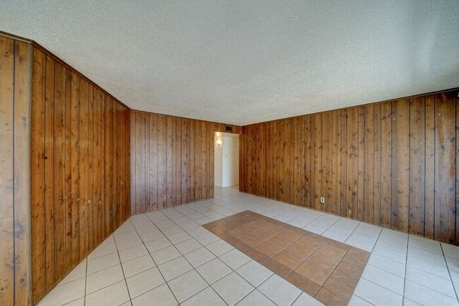 Building Photo - $500 OFF FIRST MONTH RENT! READY TO VIEW N...