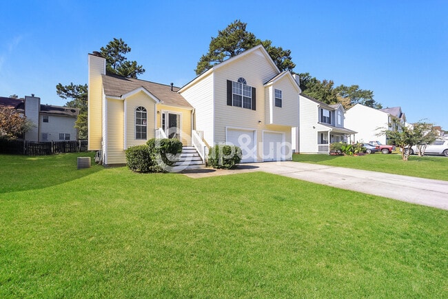 Building Photo - Fantastic 3bd/2.5ba home! Coming soon!