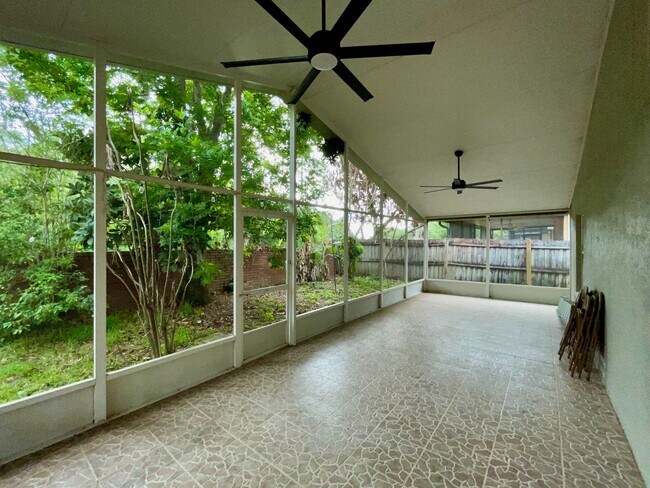 Building Photo - Modern 4-Bed, 2-Bath Solar-Powered Home Near UCF