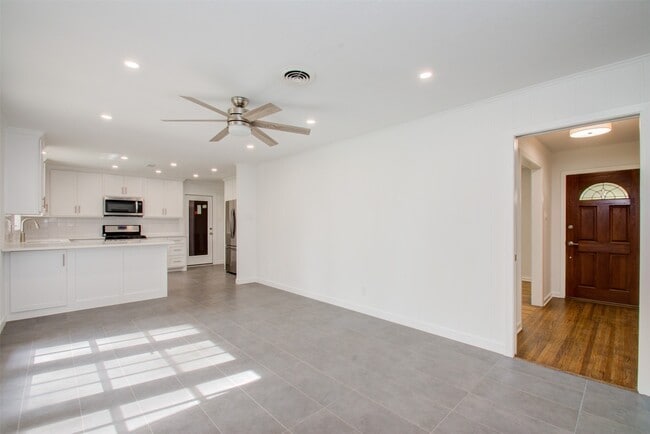 Building Photo - 8939 Rockhurst Dr