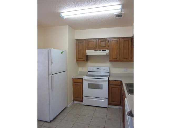 Building Photo - 2041 W Walnut St