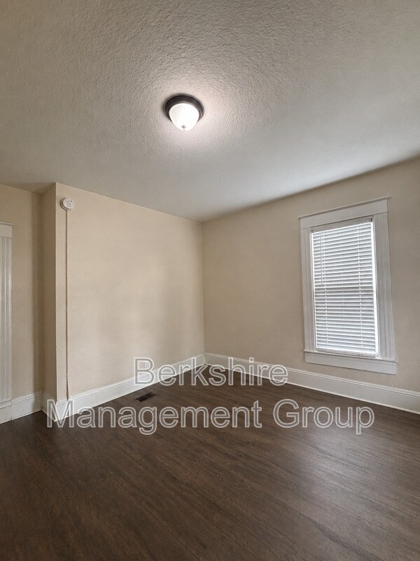 Building Photo - 118 S Lake Ave