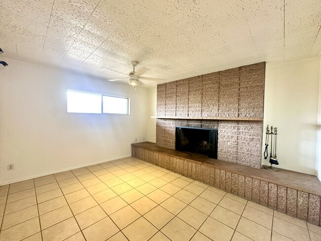 Building Photo - Gigantic Yard 2 Bedroom with Washer/Dryer,...