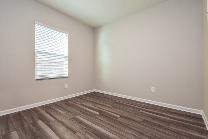 Building Photo - 570 Knightsbridge Ln