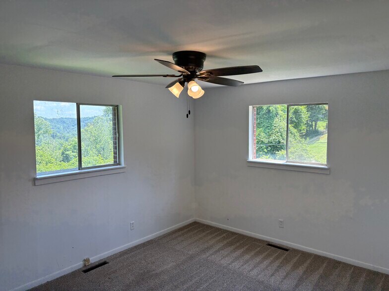 MAIN BEDROOM - 702 Pearl Dr