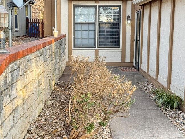 Building Photo - 3 bed 2.5 bath townhome off Bob Billings!