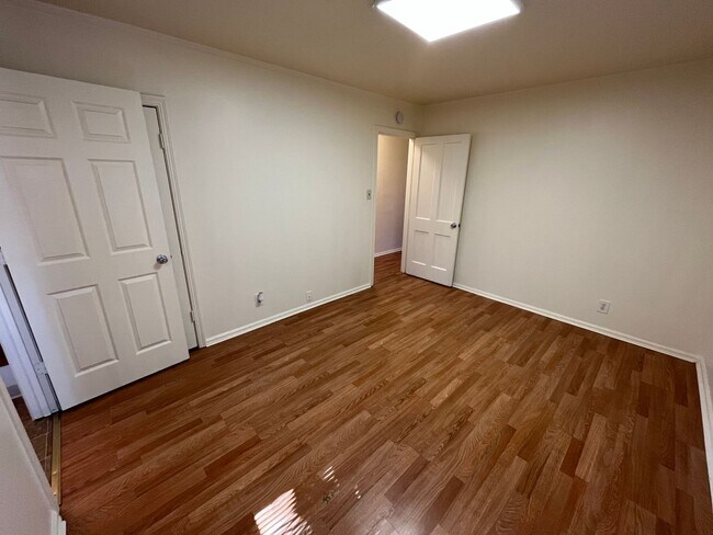 Building Photo - Great Student Housing.  3bd (Has been converted to 4 bedroom in past) 3bath house a block and a h...