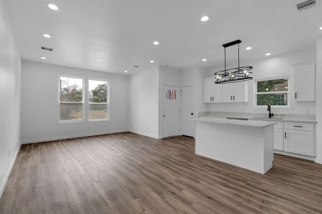 Building Photo - 106 Runnels St