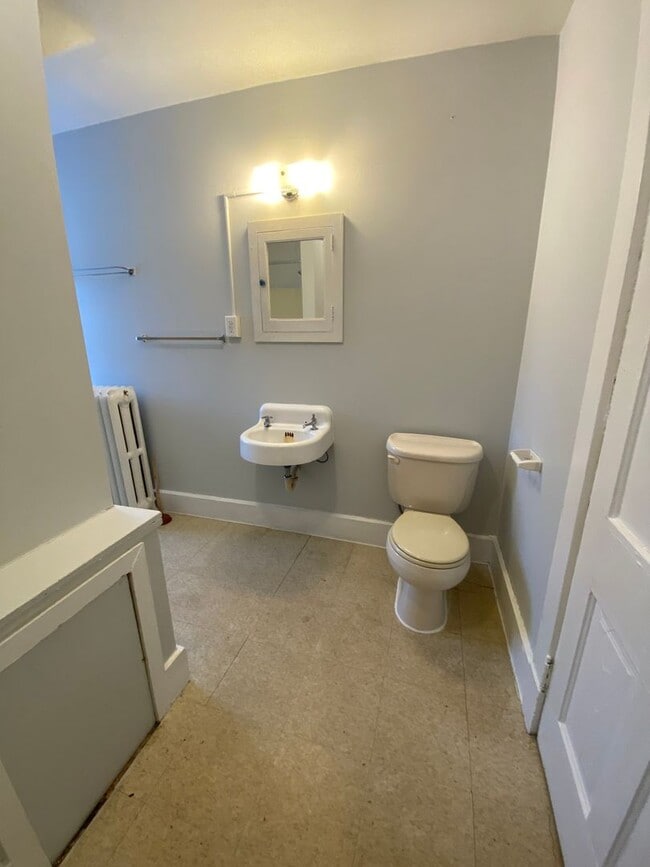 Building Photo - 1513 E Superior St